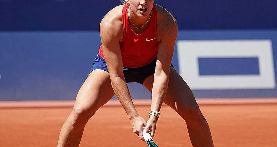 Djokovic chỉnh tư thế trả giao bóng cho Swiatek: cú hích nhỏ, bài toán lớn