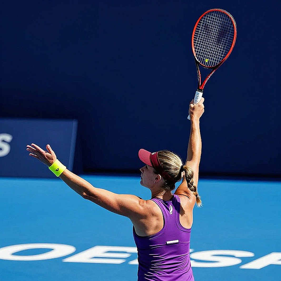 Một tệp dán nhãn tennis, hai mươi điểm thông tin, và không một dòng quần vợt