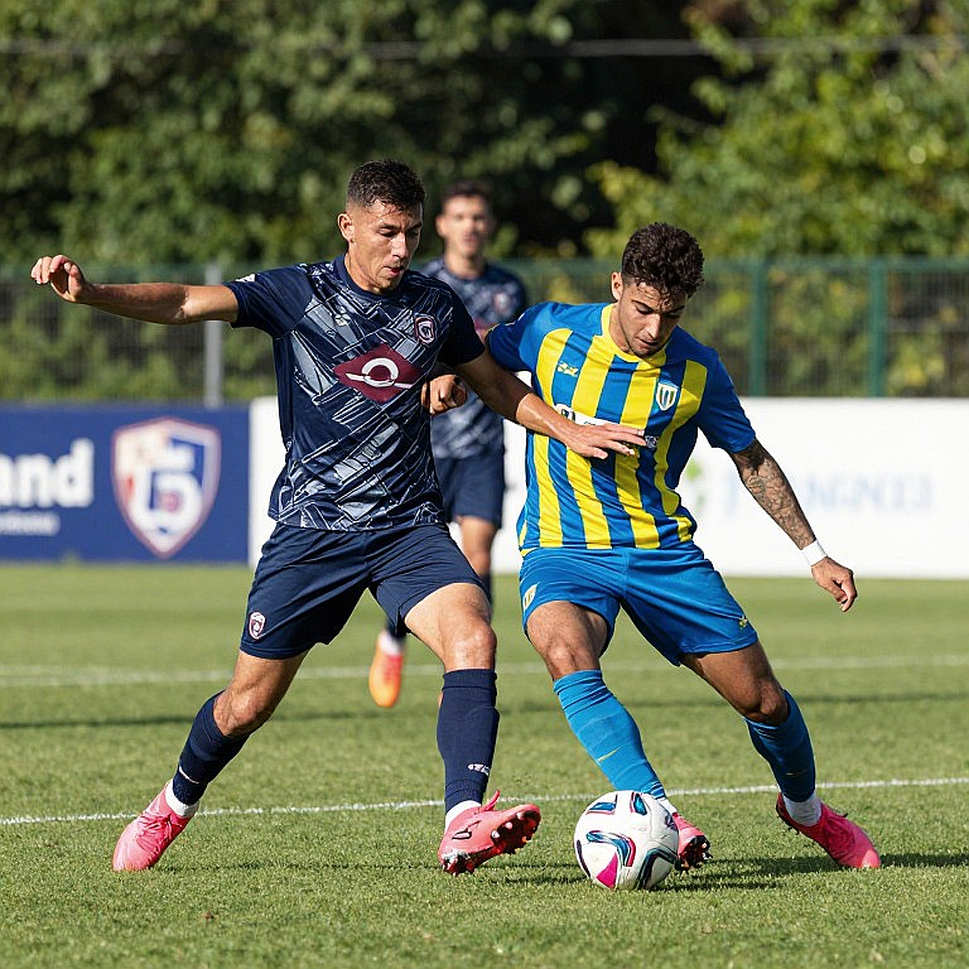 Ba trung vệ ở V.League: Tiến bộ chiến thuật hay tấm khiên của huấn luyện viên?