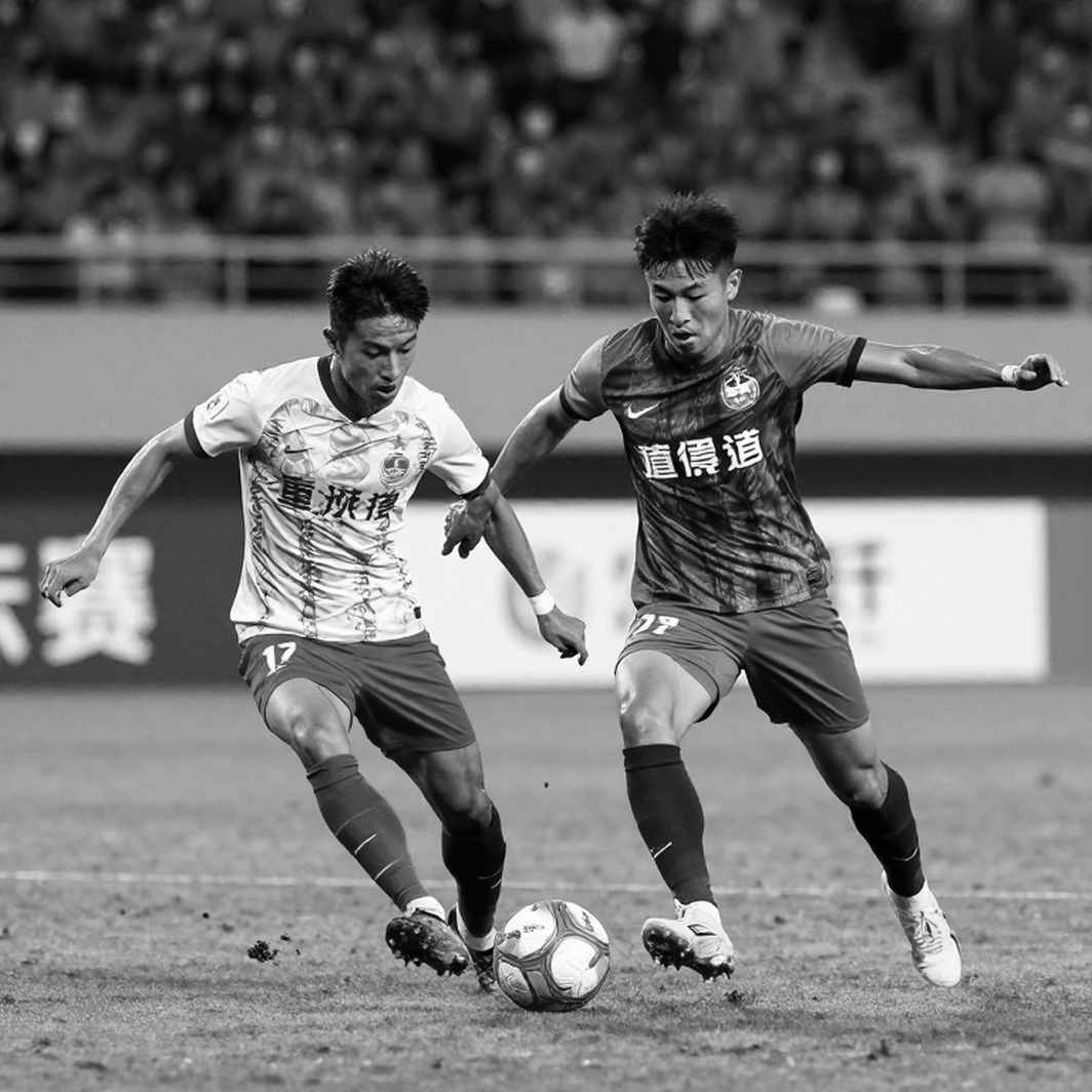 De Jong và Veerman: nút thắt giữa nhịp điệu và lưỡi dao dọc De Jong và Veerman: nút thắt giữa nhịp điệu và lưỡi dao dọc