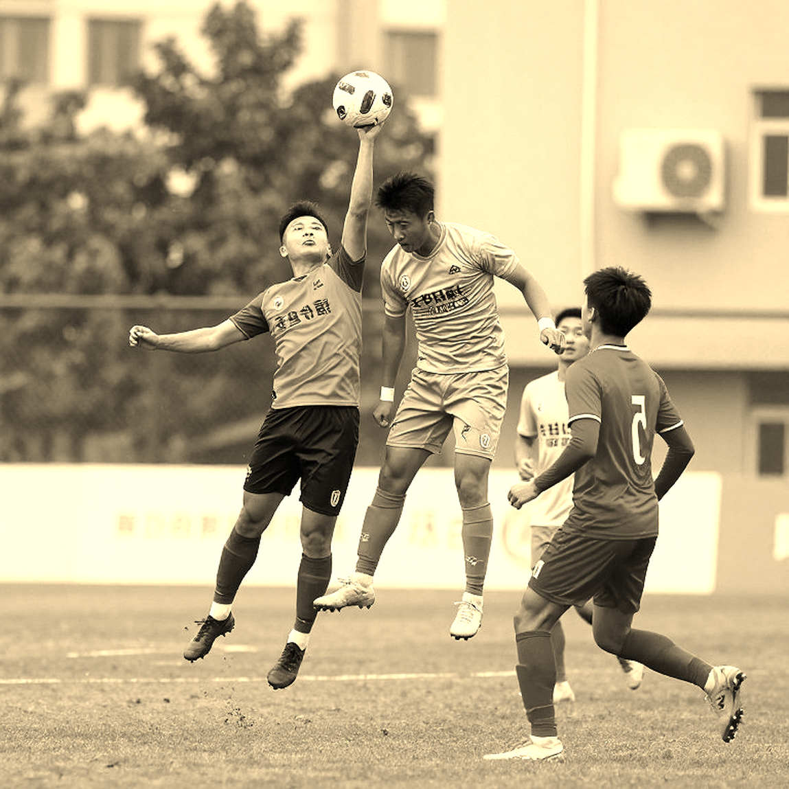 Bốn trang giấy và một trọng tài: Bas Nijhuis, KNVB và cái giá của ánh đèn truyền hình